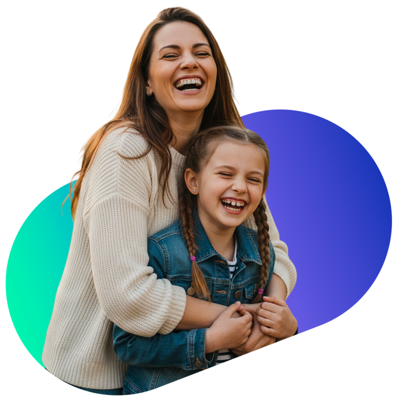 Mãe e filha abraçadas e a sorrir